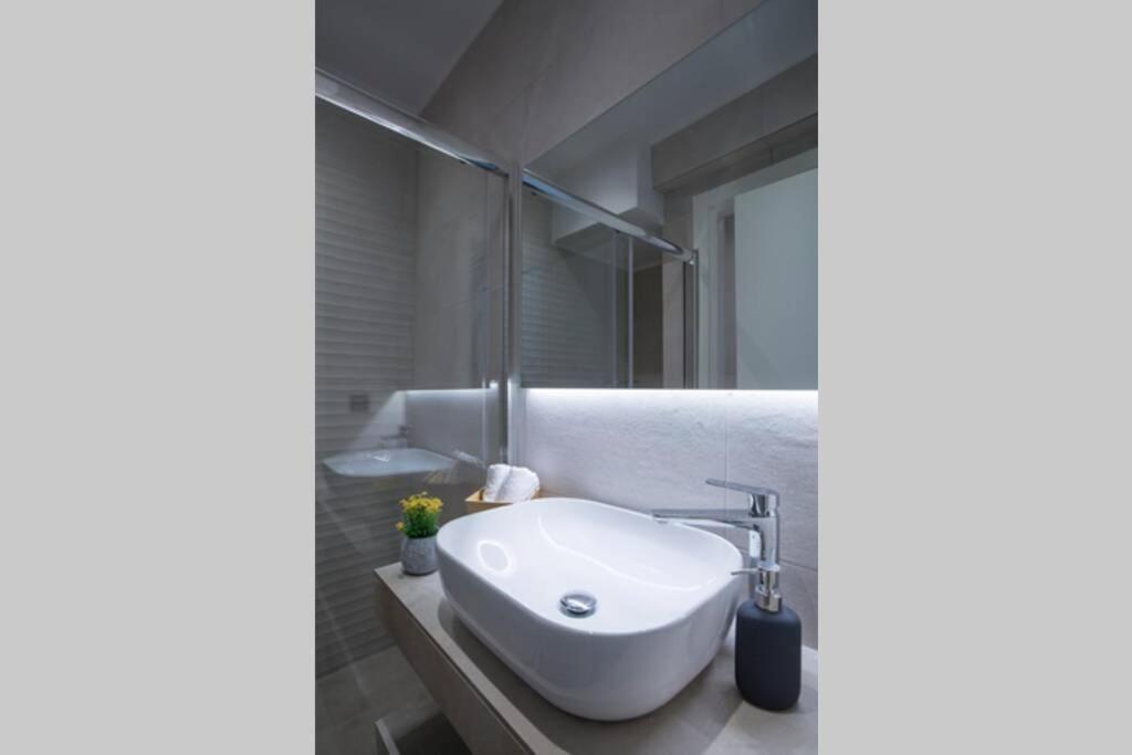 City Center Modern Renovated Apartment أثينا المظهر الخارجي الصورة